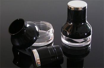 The loose powder jar with built-in brush